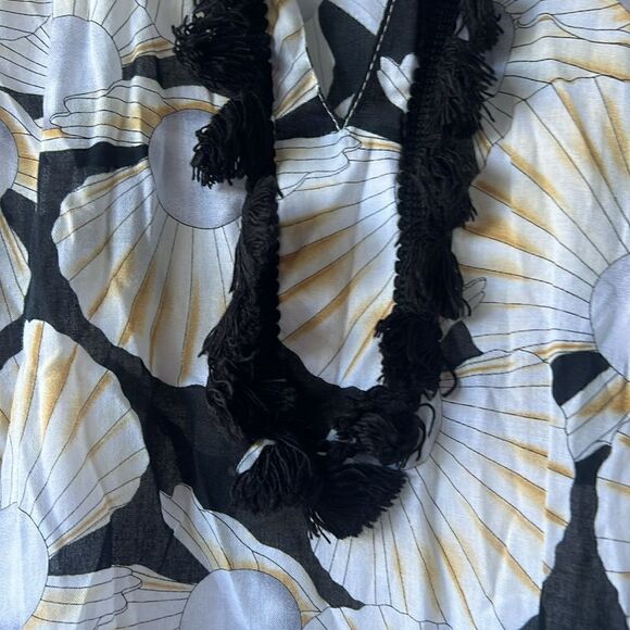 White Floral Design Kaftan - ONE SIZE - Brand New - Black String Embellisments - Picture 5 of 6